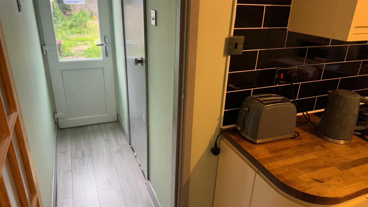 One Bedroom Apartment In Walsall Sleeps 4 Free Wifi By Villazu Bloxwich Εξωτερικό φωτογραφία